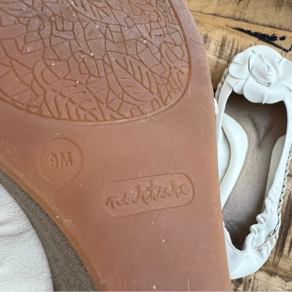 Nurture by Lamaze Ivory Leather Peep Toe Floral Rosette Comfort Shoe 9M